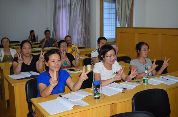 桂林一中骨干教师培养工程第一次集中研修上学员做手指操