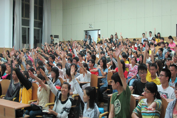 学生积极参与互动