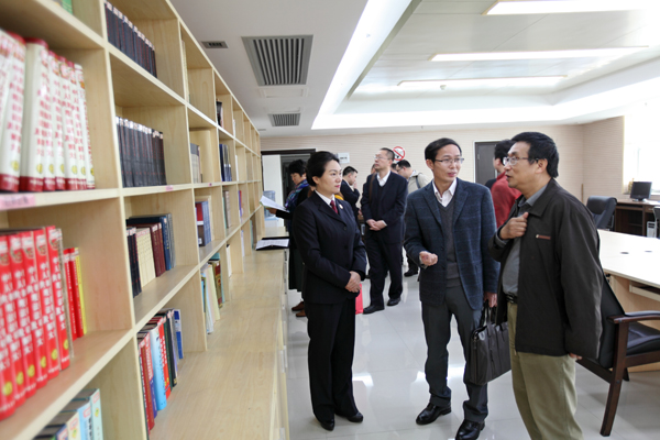 检查组在检查法律硕士联合培养基地资料室