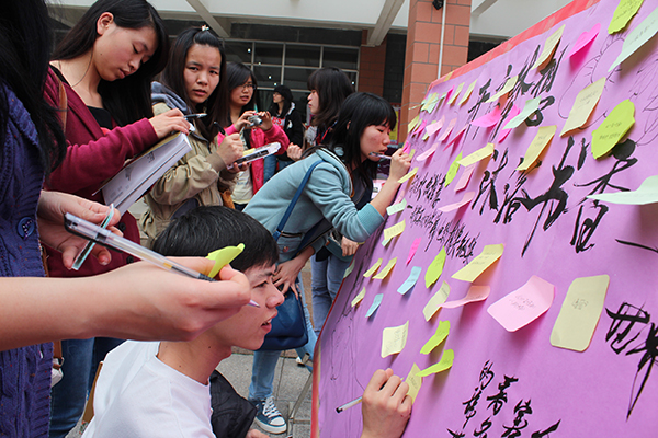 世界读书日活动现场:同学们争相推荐优秀书籍