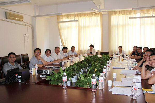 与会人员认真观看视频