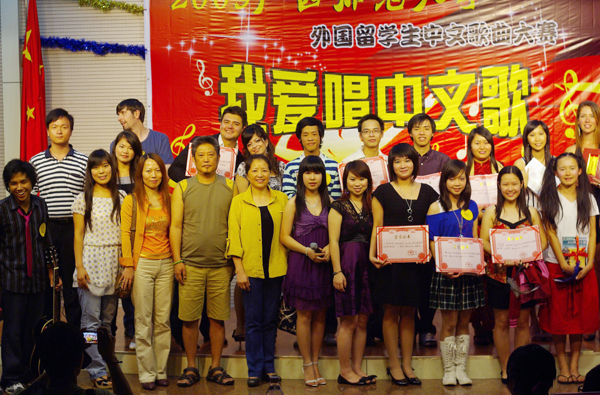 赛后，评委、嘉宾和参赛选手合影。