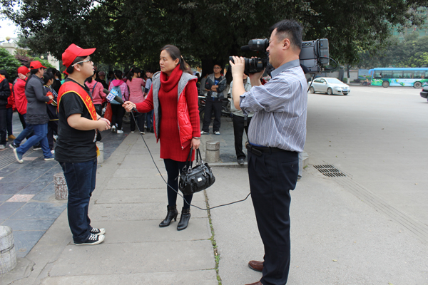 志愿者接受桂林电视台的采访