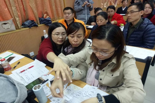 基地成员尝试完成有丝分裂过程拼图.jpg
