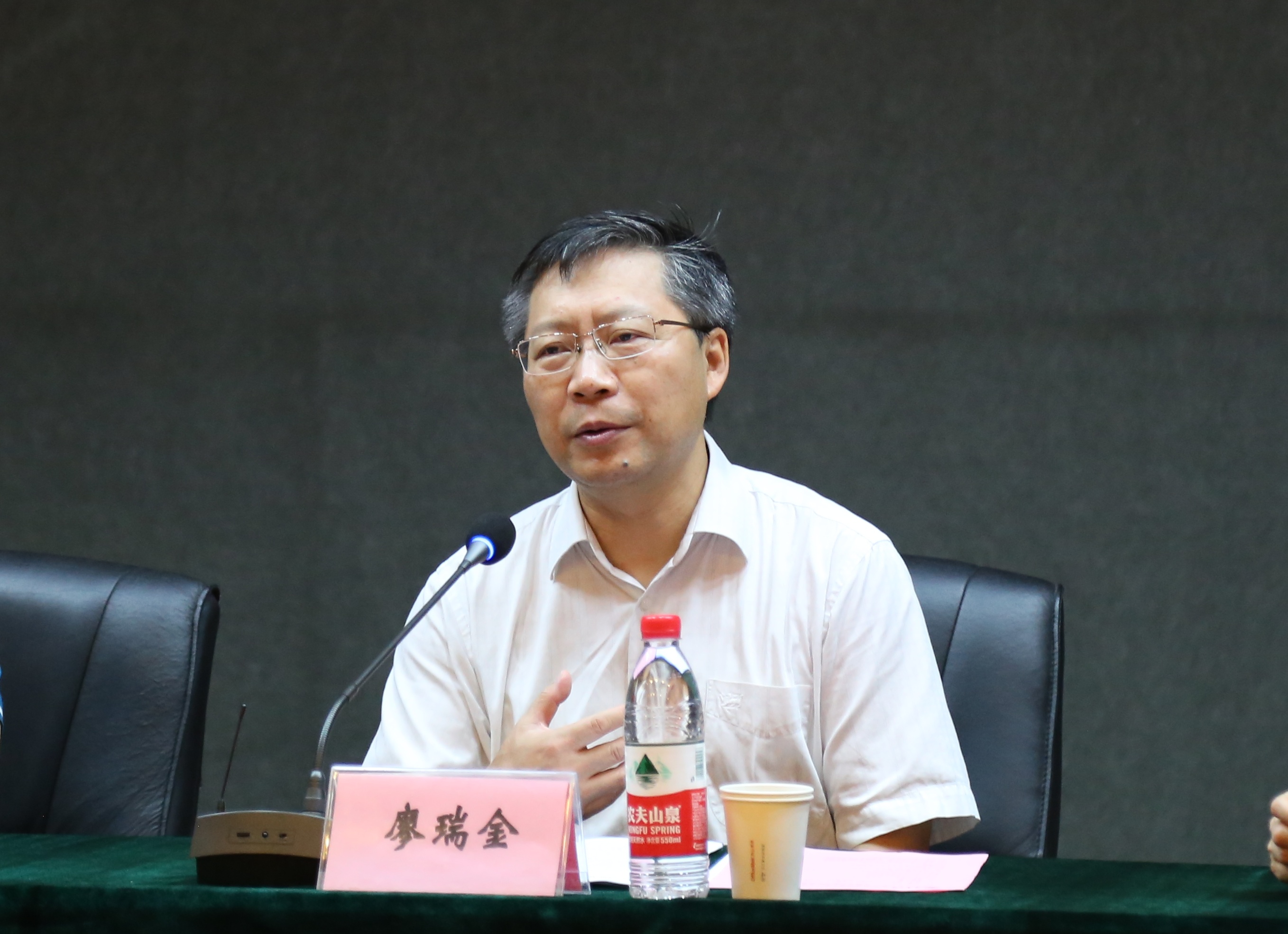 重庆大学副校长廖瑞金在开班仪式上智辞