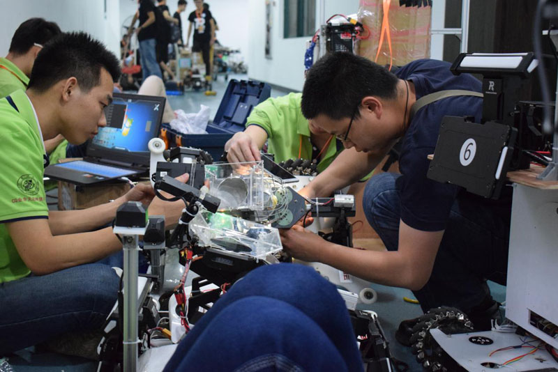 8、物理学院 物理实验教学示范中心老师指导学生完成参赛作品 - 副本.jpg