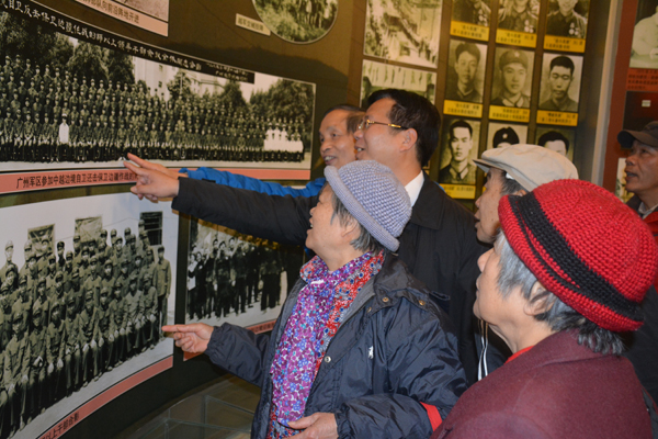 覃卫国副校长(中)与离退休党员参观军史馆