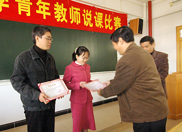 张鹏副书记为获奖选手颁奖。