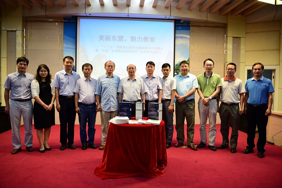 蔡昌卓教授与会领导嘉宾合影留念(李显杨摄)