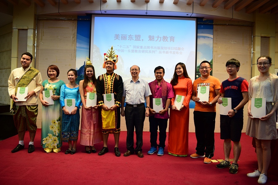 蔡昌卓教授为留学生及现场互动学生赠书留念(李显杨摄)