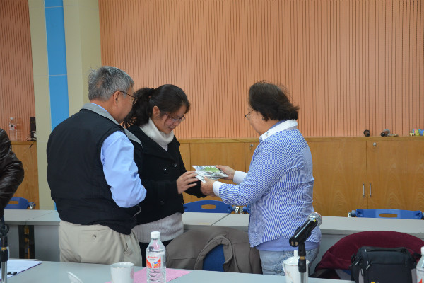 获奖学生代表向钟蓝教授夫妇献上礼物