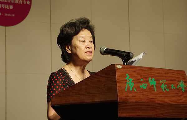 首都师范大学教授、中国教育学会音乐教育分会钢琴学术委员会主任唐重庆教授为第五届海伦钢琴比赛做总评