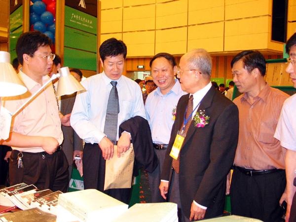 全国版协名誉主席、新闻出版总署前署长宋木文（左四）在图书司司长阎晓宏（左二）的陪同下，到我校出版社展区视察。（赵亮摄）