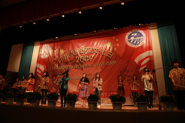 具有印尼特色的节目《按克伦angklung+合奏》