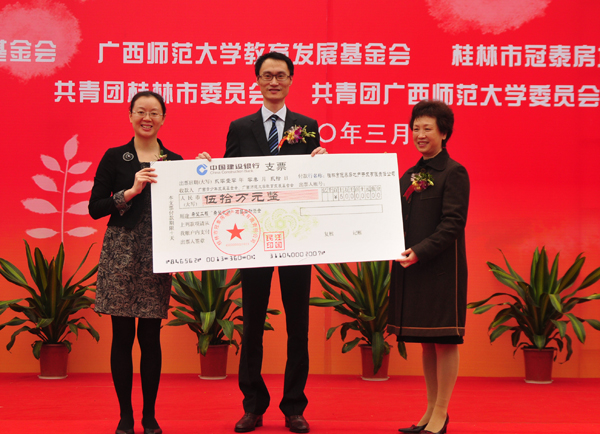 冠泰地产许翔总经理（中）捐赠50万元，严霜副书记（左）、校教育发基金会接受捐赠