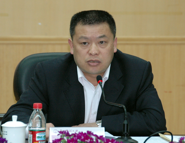 校党委王源平副书记主持会议。