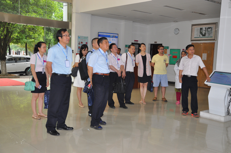 4考察省部共建药用资源化学与药物分子工程国家重点实验室 - 副本.JPG