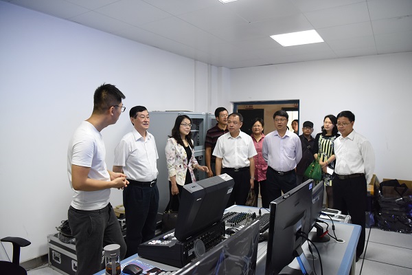 8 参观新闻与传播学院演播中心.JPG 8 参观新闻与传播学院演播中心.JPG