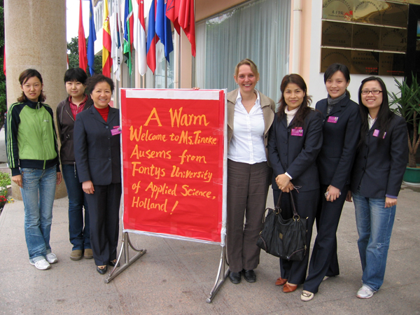 N.A.M. Ausems女士（右四）与我校国际交流处相关负责人及工作人员合影。
