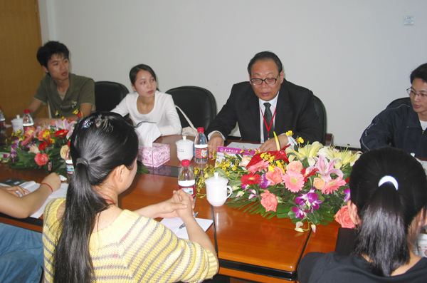 孟昭毅教授主持召开学生就业座谈会。