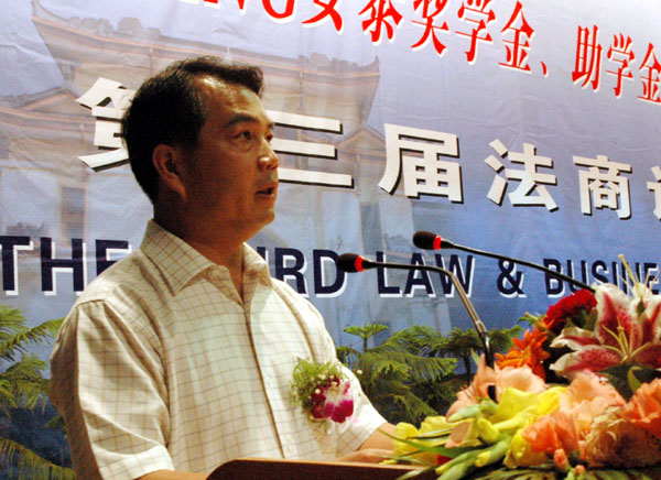 我校党委书记陈大克在论坛上讲话。