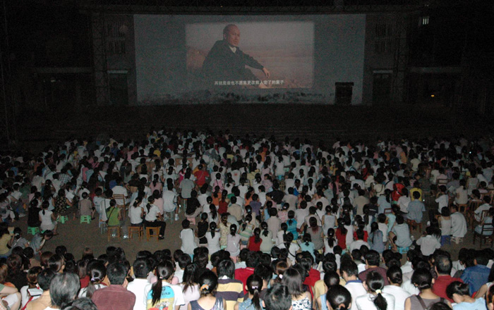 我校组织全校党员在育才校区露天影厂观看电影《信天游》。