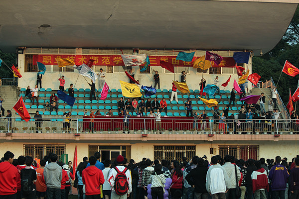 旗手在主席台挥舞班旗