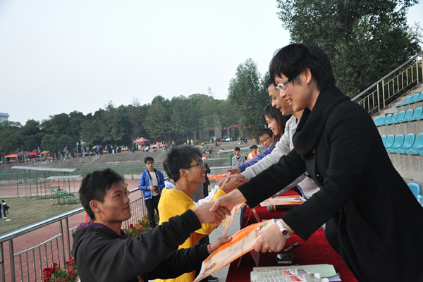 学院领导给获奖者颁发奖状