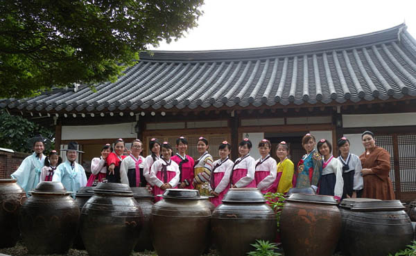 营员身着韩服体验韩国服饰文化