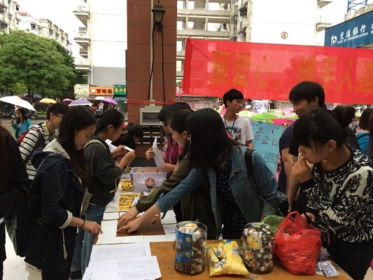 同学们正在进行知识小测试