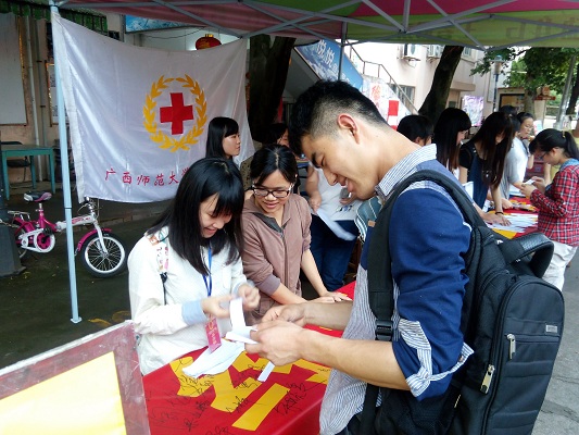 活动现场同学们积极参与有奖竞答
