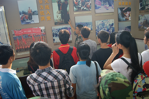 参观李向群纪念馆