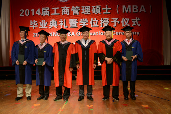 老师们为MBA学员授予学位并合影留念