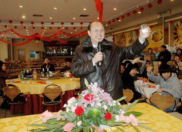 蔡昌卓副校长举杯向大家祝福虎年新春