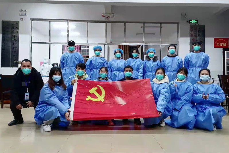 数学与统计学院党员积极投身疫情防控志愿服务工作，让党旗在疫情防控一线高高飘扬