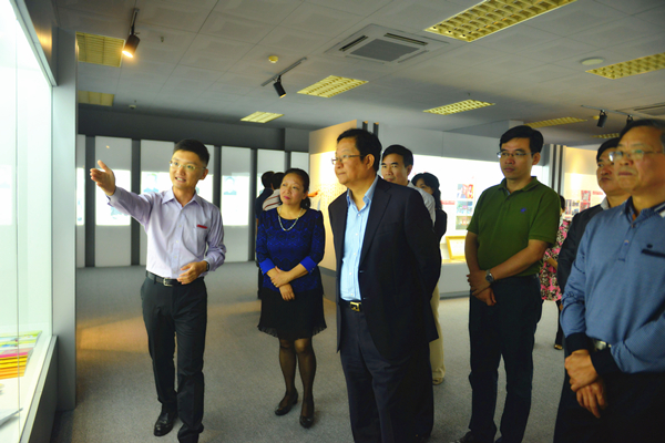 刘利民副部长一行参观我校教师教育成果展