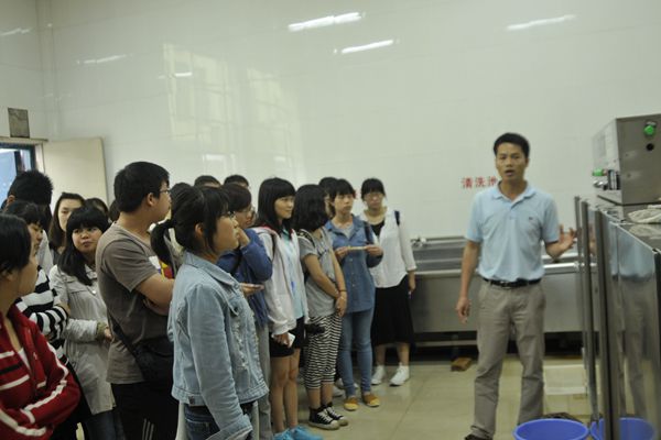 “走进食堂”活动中,饭堂负责人在给同学们认                    </div></div>
                                <!--新闻内容结束-->
                                <div class=