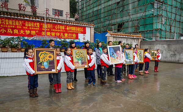 美术学院向君武小学捐赠书画作品和学习文具