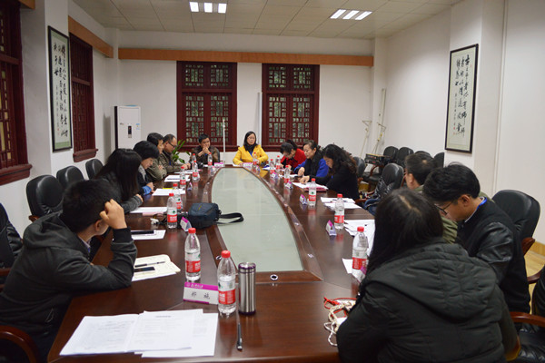 小组进行学习讨论