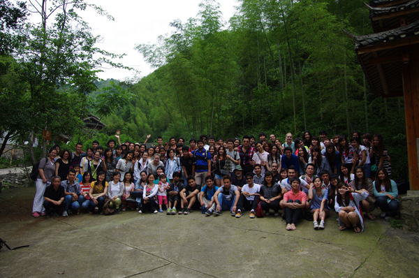 春游灵川龙门瀑布 在天然氧吧合影