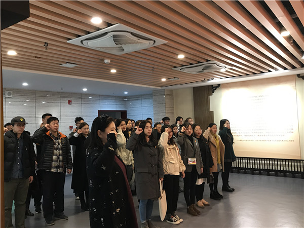2.师生党员集体重温入党誓词.jpg