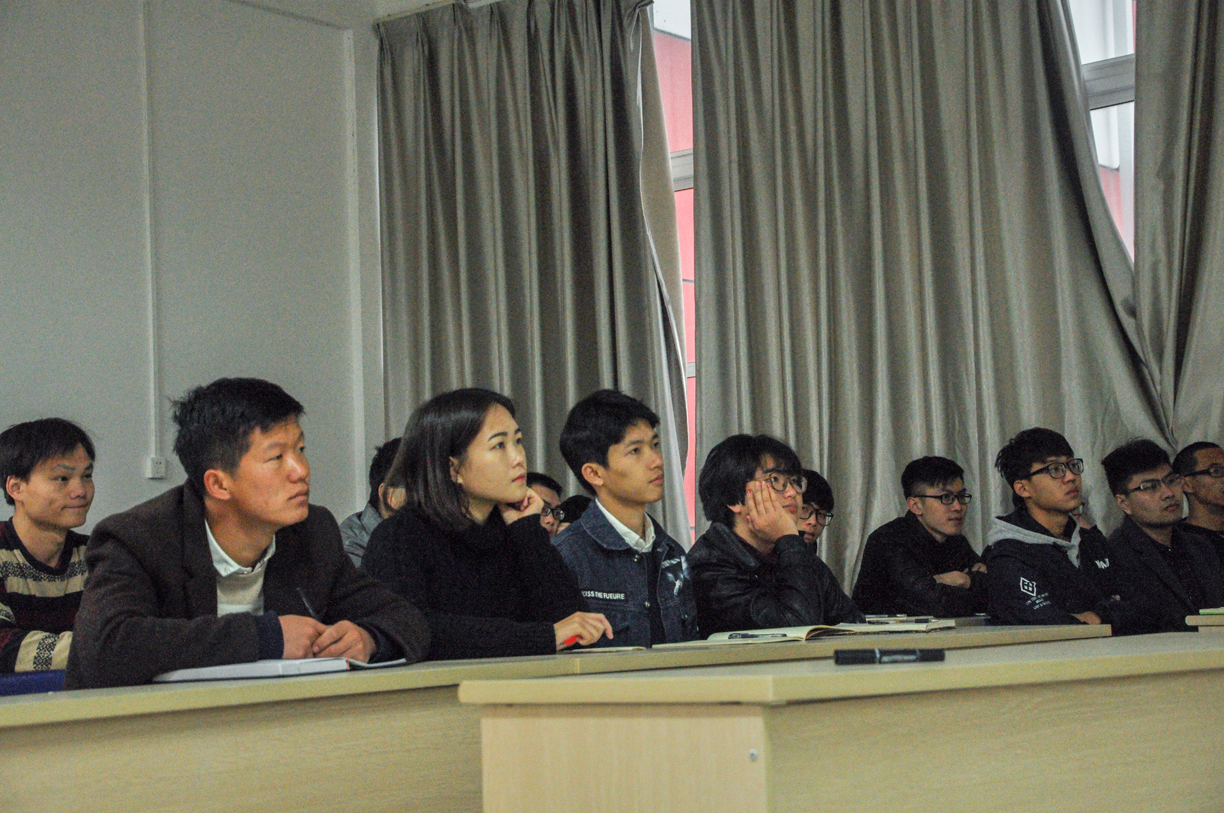 06学生认真听讲01（大学生通讯社 韦世玮 摄）.jpg