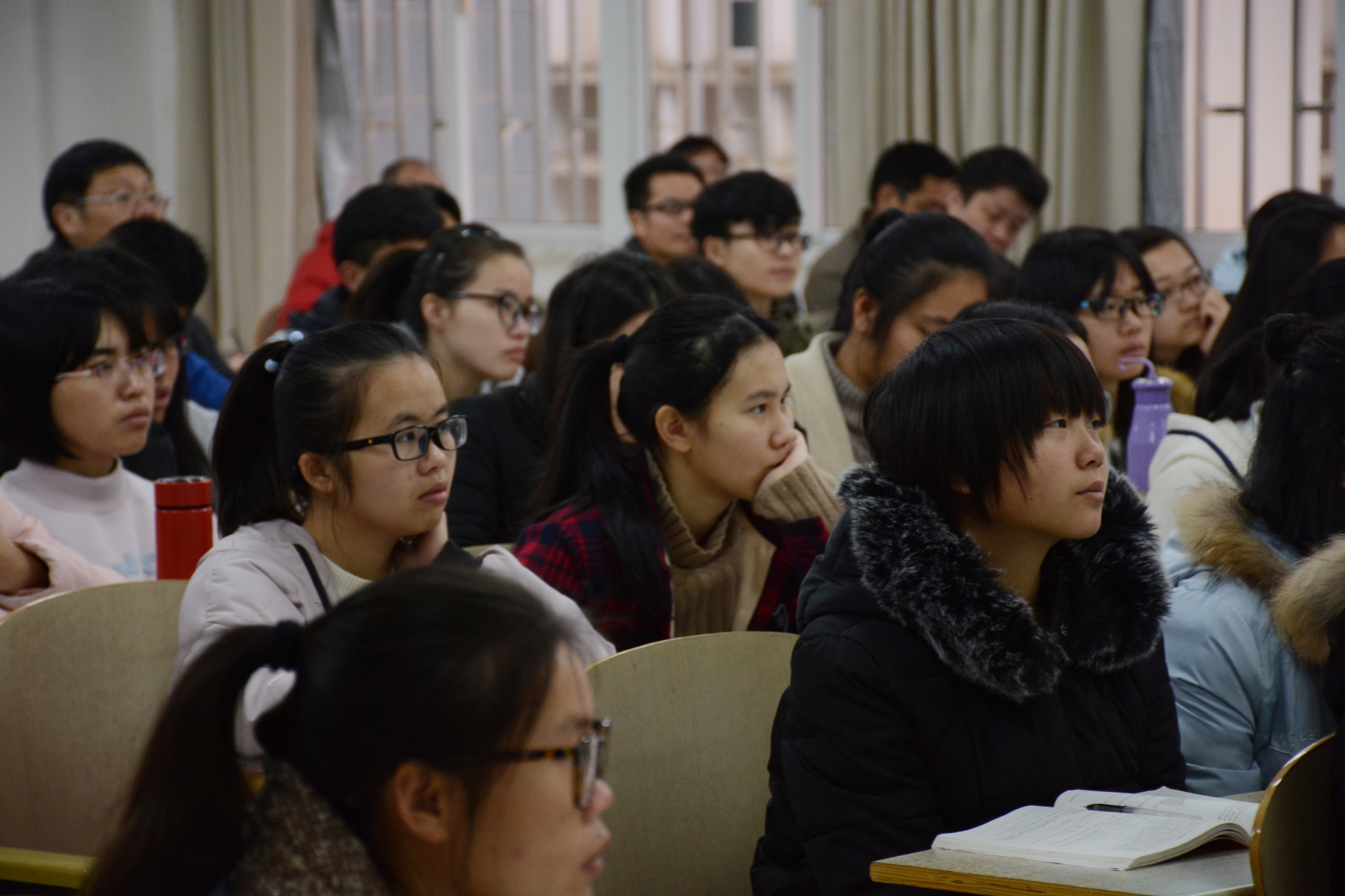 07同学们认真听课-大学生通讯社邓超颖摄.jpg