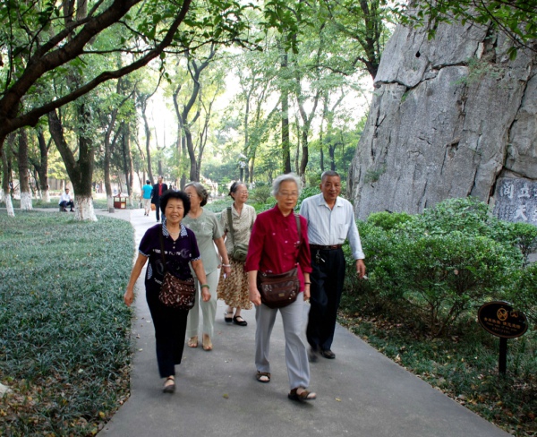 离退休同志在王城校园漫步