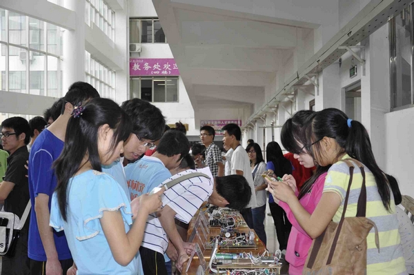 新奇的电子产品吸引同学们驻足观看（陆素珍 供图）