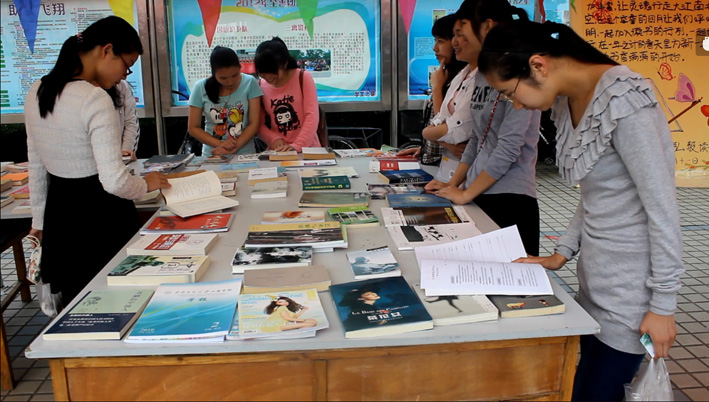 同学们翻阅心仪书籍