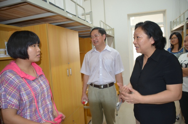 王枬书记一行到宿舍看望新生，令王枬书记高兴的是，这个新同学的姐姐刚从师大经管学院毕业（宣传部 杨凯摄）