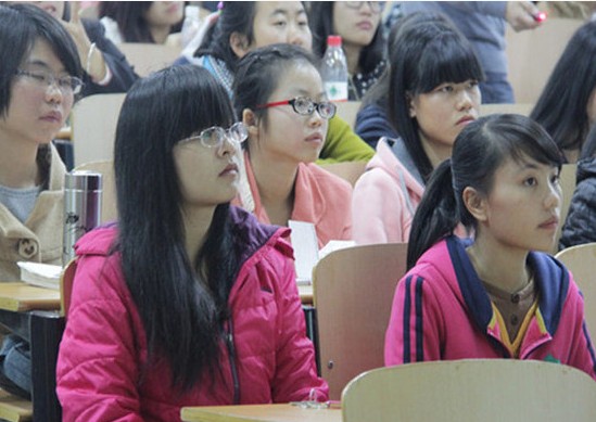 同学们认真聆听讲座