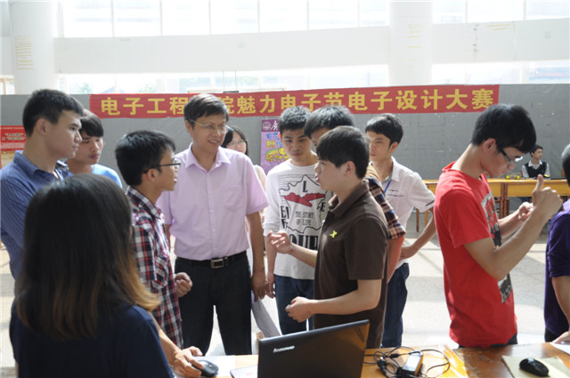 参赛选手向评委介绍作品