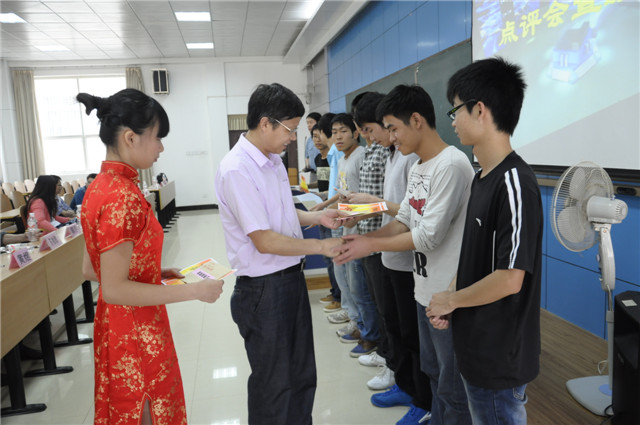 领导为选手们颁发奖状